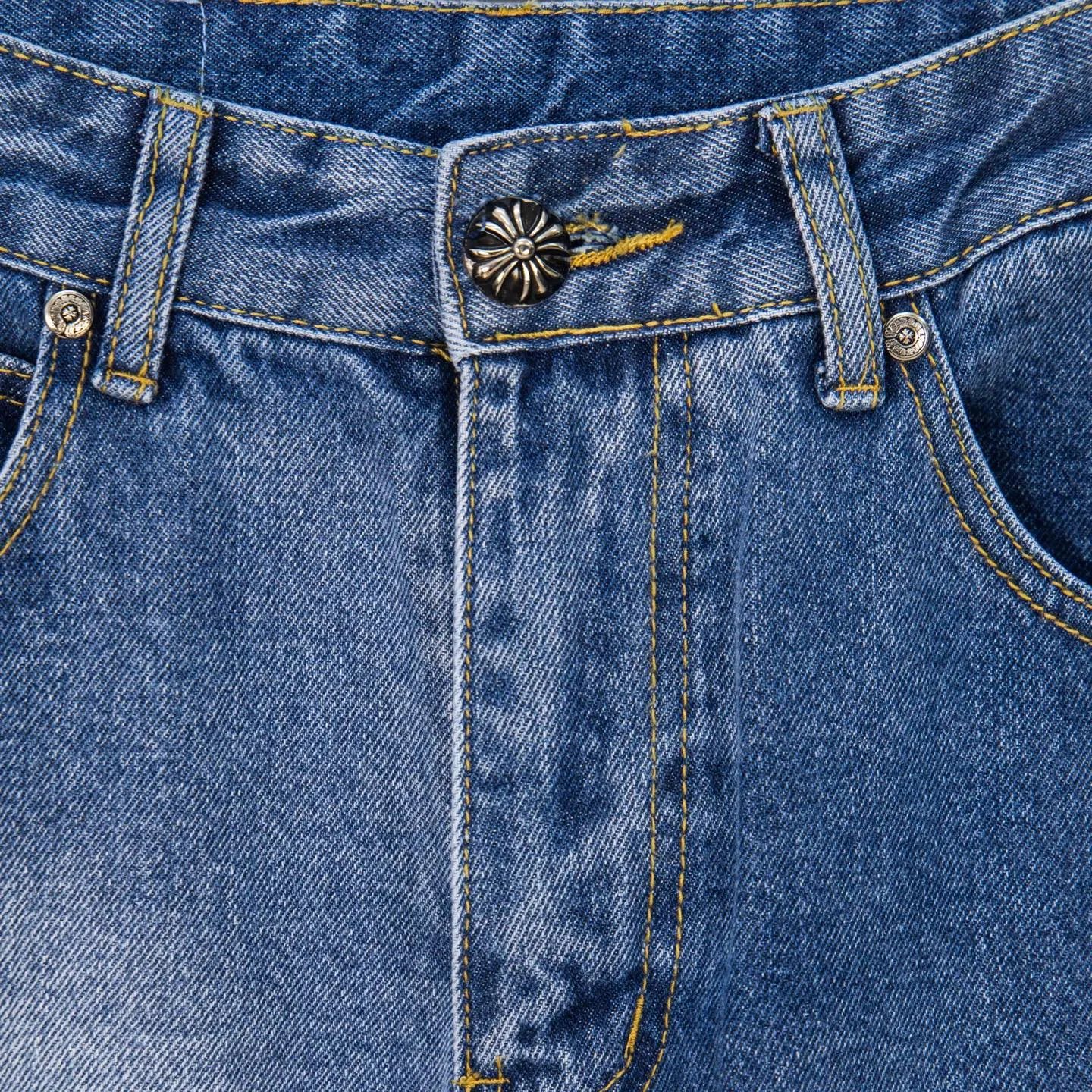 P260 Chrome Hearts light blue pants, Sanskrit blue and white patchwork leather jeans. CH jeans need to be washed and then disassembled and hand-stitched with sheepskin cross leather and then spliced ​​together. The whole piece has too many craftsmanship to explain. The patchwork cross pattern is embellished, and the high-waisted washed jeans! ! Absolutely high-end luxury products, god-level single products and super popular products, made with top heavy industry, a must-see magic weapon. Customized hardware. The fabric is thick and soft after washing. It has good breathability. Customized small leather label. Unique design. The details are simple and elegant, and the workmanship is exquisite. The entire trousers are neatly routed and the details are in place! It’s so cool that both men and women can easily control the genderless trend! Style number: 1805# Color: blue Size: 28 30 32 34